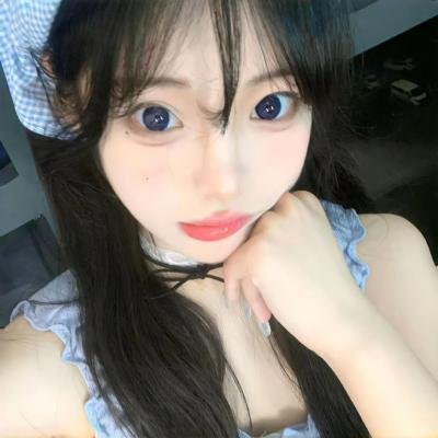 她的微笑像颗糖